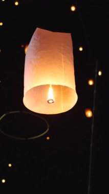 Fener Festivali 'ndeki mum ateşi yüzünden gökyüzüne yükselen kağıt fener FullHD Dikey