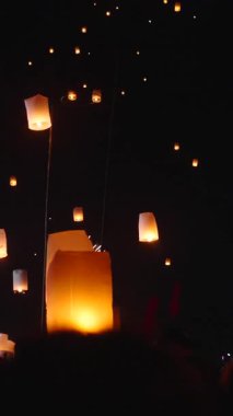 Bangkok Tayland 'daki Fener Festivali' nde gökyüzüne yüzlerce fener yükseliyor.
