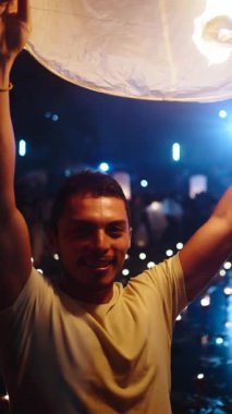 Latin çocuk elinde büyük bir fener ve fener festivali gecesinde bir alev mumu tutuyor.