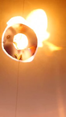 Bangkok Tayland 'da gökyüzüne yükselen kağıt fener, FullHD Dikey