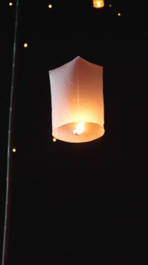 Kağıt fenerler Bangkok Taç ve FullHD Dikey Fener Festivali 'nde gökyüzüne yükseliyor.