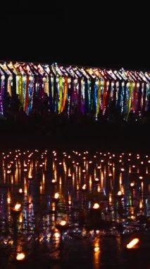 Bangkok Tayland 'daki fener festivali gecesinde yerde dizilmiş bir sürü mum vardı.