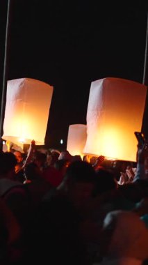 Kâğıt fenerler, fener festivali gecesinde çıkan sıcaklıktan dolayı güç kullanarak yükseliyor.