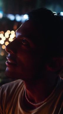 Bangkok Tayland 'da fener festivali gecesi gökyüzüne yüzlerce mum yakan Latin çocuk FullHD Dikey