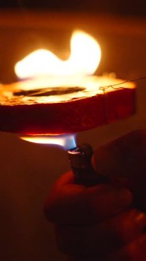 Bangkok Tayland 'daki Fener Festivali' nde kağıt fenerin alevini çakmakla yakmak.