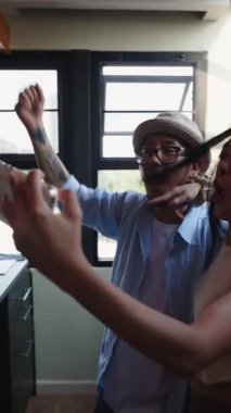 Genç çift, yeni modern evleri FullHD Dikey Mutfakta selfie çekiyorlar.