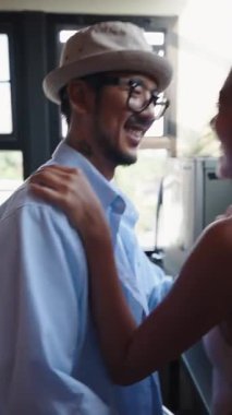 Romantik bir çift zarif ve modern mutfaklarında dans etmekten zevk alır.