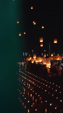 Bangkok Tayland 'daki Fener Festivali gecesinde insanlar kağıt fenerlerini yakarak yükseliyor.