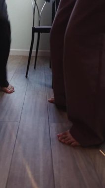 Yalınayak genç adam ve kadın ayakları tahta zeminde dans ediyor - FullHD Dikey