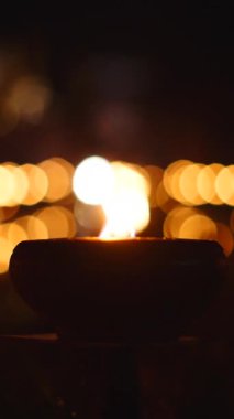 Meşaleler ve mumlar, Bangkok 'ta fener festivali gecesi FullHD Dikey