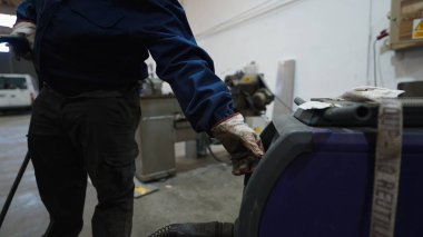 Endüstriyel atölye ortamında güvenlik teçhizatı giyerken kaynak yapma yeteneği