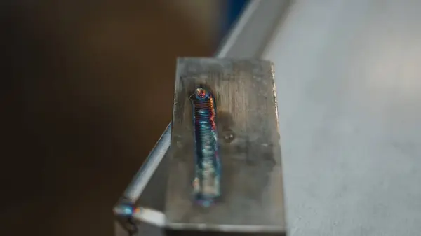 Metal yüzey canlı kaynak dikişlerini gösteriyor, hassas bir tekniğe sahip karmaşık metal kalıpları üretiyor.
