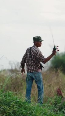 Yaşlı balıkçı oltasını atar, bir av bulmayı umarak, resimli bir manzaranın ortasına.