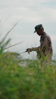 Balıkçılar çimenli çayırlarda olta atıyor.