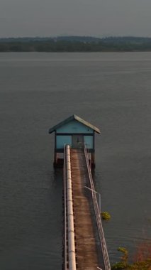 Su pompalama istasyonu, gün batımına karşı siluetlendi. Yasak Bang phra, thailand 'daki büyük rezervuar üzerinde.