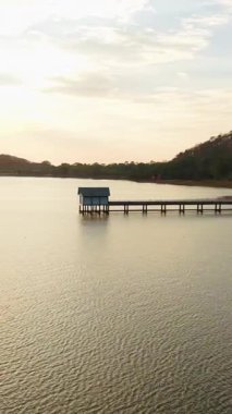 Bang phra rezervuarının üzerinde gün doğumu. Rıhtıma bağlı bir pompalama istasyonu.