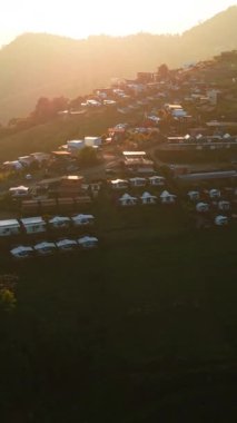 Dağ köyü turist konutları ve iglolarla dolu - FullHD Dikey