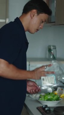 Asyalı Genç Yetişkin Malzemeleri Seçme ve Mutfak Malzemeleri Taze Gıda Hazırlama - Tam HD Dikey