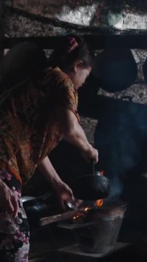 Kırsal mutfak ortamında yaşlı kadınlar orman yangınında çay hazırlıyorlar.