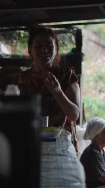 Motosiklet Yakınlarındaki Kırsal Çevrede Taze Çilekleri Paylaşan Asyalı Kadınlar - FullHD Dikey