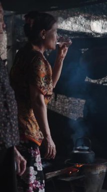 Geleneksel köy mutfağı FullHD Dikey Mutfağı 'nda iki nesil boyunca odun ateşinin yanında çay demleyip içtiler.