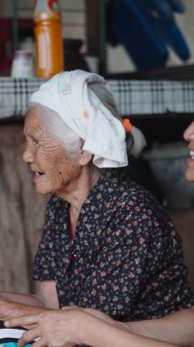 Başında havluyla yaşlı bir kadın kızıyla sohbet ediyor ve kötü bir çevrede hikâyelerini paylaşıyor.