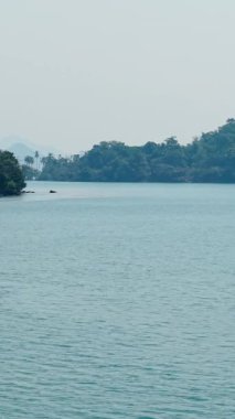 İki arkadaş sakin bir dağ gölünde kano macerası yaşıyor.