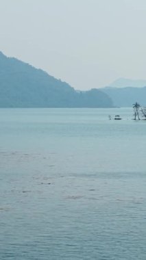 Sakin ve sakin bir denizde, küçük tropikal adaların üzerinde uçan insansız uçak.