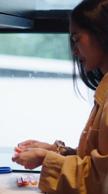 Süslü bir mutfakta salata yapmak için yemek hazırlayan genç kadın FullHD dikey.