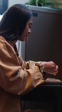 Hayvan eti yemeden proteinler ve karbonhidratlarla yapılan vejetaryen diyeti örneği- FullHD dikey