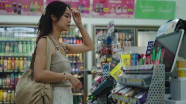 Müşteri marketten kahvaltı malzemesi seçiyor.