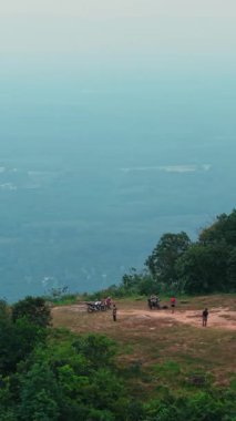 Turistler, Chumphon bölgesinin manzarasına hayran kalarak Khao Phang bakış açısında toplandılar.