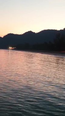 Gün batımı renkleriyle parlayan sakin okyanus Aao thung Makham yakınlarında