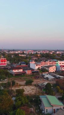 Şafak vakti Tayland 'da Chonburi ili şehir manzarası FullHD Dikey