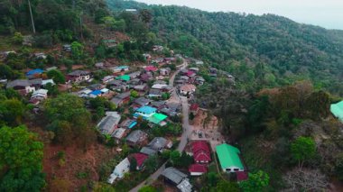Kırsal alan yeşil tepelerin arasına yerleşmiş huzurlu bir topluluğu gözler önüne seriyor.