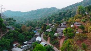 Geleneksel ahşap kulübeler yemyeşil manzarayla çevrili dağlık yerleşim yerleri.