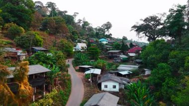 Myanmar 'ın dağlık bölgesinde yer alan Hoytad köyünün fevkalade manzarası geleneksel evleri, yemyeşil bahçeleri ve kırsal yaşamı gözler önüne seriyor.