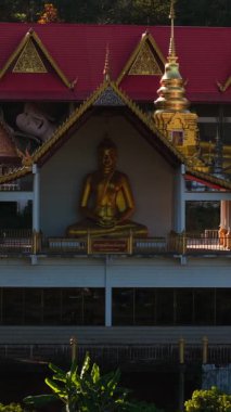 Altın Buda heykeli, yıpranmış Wat Pong Yaeng Nok 'un içinde huzur içinde yatıyor. Kuzey Tayland manzarasında yuva yapmış Budist tapınağı yıkılıyor.