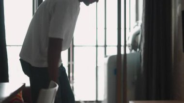 Birmanyalı dansçı, çağdaş iç pencere yakınlarında kültürel hareket sergiliyor