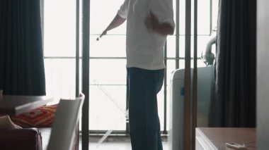 Birmanyalı adam çağdaş kentsel yaşam alanının içinde enerjik bir şekilde dans ediyor.