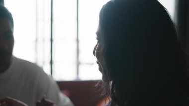 Romantik çift evde yemek yiyor - 4K Yatay