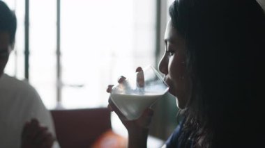 Kadın süt içiyor, erkek sessizce dua ediyor - 4K Yatay