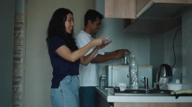 Mutlu çift modern mutfaklarında kahvaltı hazırlıyor - 4K Yatay