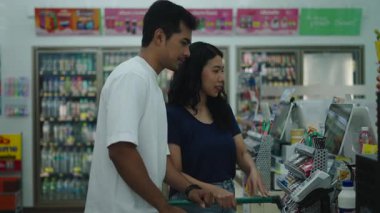 Süpermarkette kasiyer kullanan müşteriler - 4K Yatay