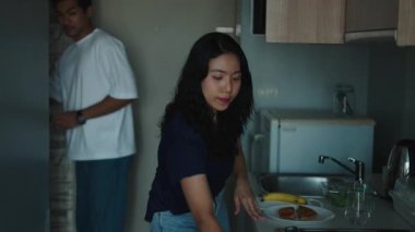 Genç çift modern mutfaklarında kahvaltı hazırlıyor - 4K Yatay