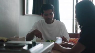 Mutlu çift modern dairelerinde kahvaltı yapıyorlar - 4K Yatay