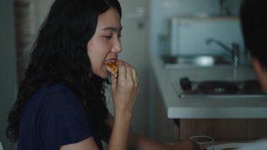 Çift sabah kahvaltısını paylaşıyor, yakın ilişkinin ve yumuşak ısırıkların tadını çıkarıyor - 4K Yatay