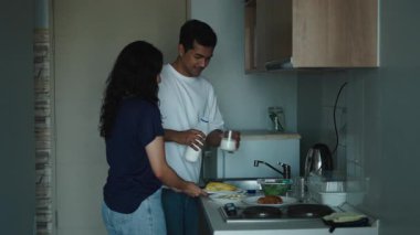 Çift besleyici bir sabah yemeği hazırlıyor, şık mutfak ortamında samimi bir anı paylaşıyor - 4K Yatay