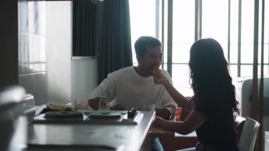 Romantik çift evde yemek yiyor - 4K Yatay