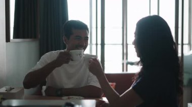 Çift sıcak ev ortamında samimi kahve anının tadını çıkarıyor - 4K Yatay